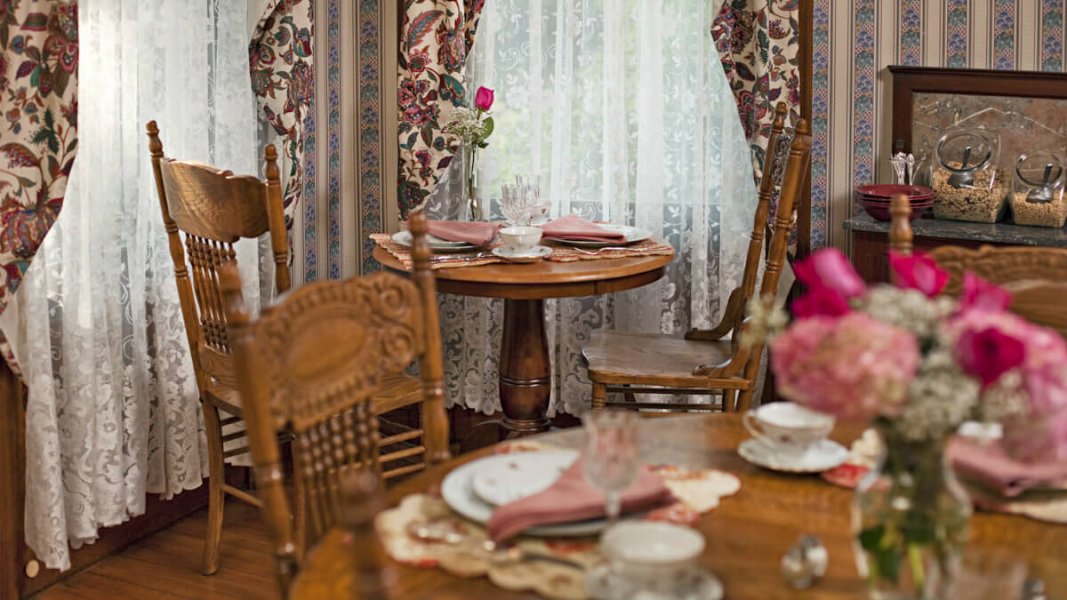 Picture of a dining room.