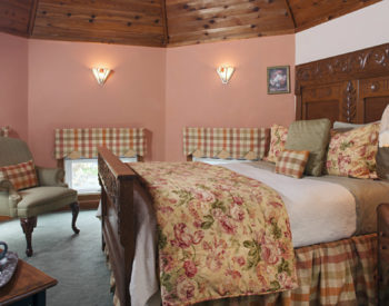 queen bed with coral walls and floral bedding